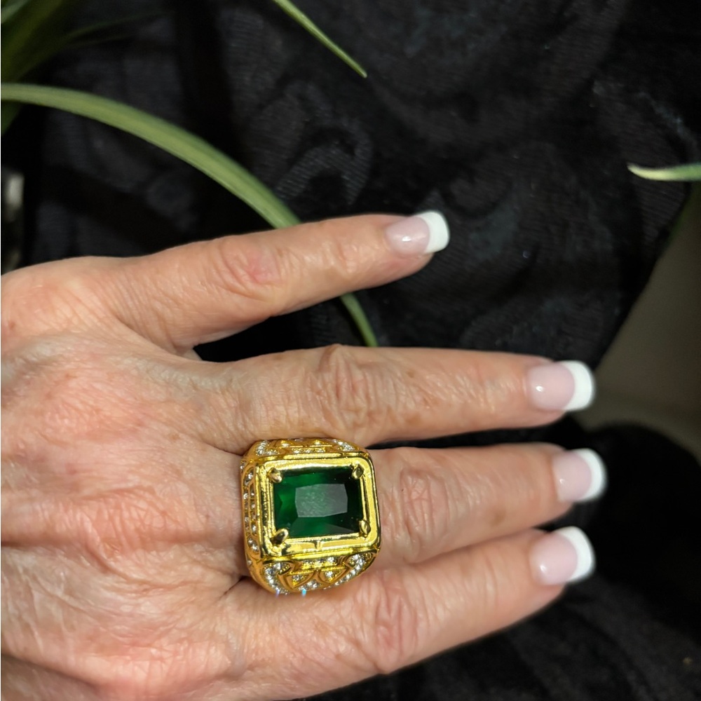 MENS GOLD PLATED GREEN STONE RING - Picture 8 of 13